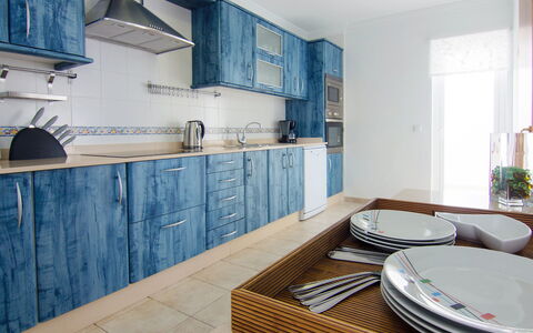 Pelzer: Gabinetes, Mostrador, Mueble, Madera, Vajilla, Vajilla, Azur, Cocina, Edificio, Mesa