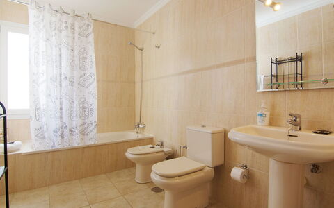 Pelzer: Arreglo De Tubería, Espejo, Propiedad, Blanco, Lavabo, Púrpura, Baño, Asiento Del Baño, Lavabo Del Baño, Edificio