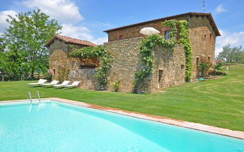 Podere Orietta: Propiedad, Edificio, Casa, Piscina, Villa, Bienes Raíces, Hierba, Inmuebles, Árbol, Arquitectura