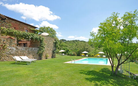 Podere Orietta: Propiedad, Edificio, Casa, Paisaje Natural, Inmuebles, Bienes Raíces, Villa, Piscina, Hierba, Patio Interior