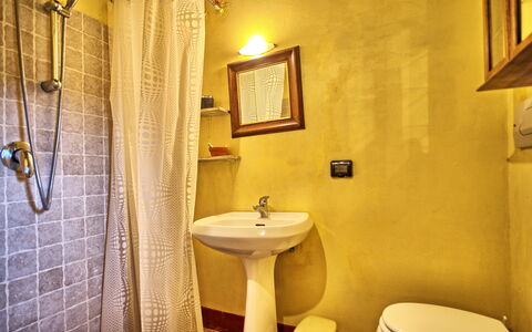 Podere Orietta: Baño, Habitación, Propiedad, Amarillo, Diseño De Interiores, Baño, Pared, Arreglo De Tubería, Loseta, Arquitectura