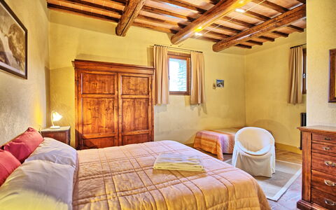 Podere Orietta: Habitación, Habitación, Cama, Mueble, Propiedad, Sábana, Edificio, Diseño De Interiores, Techo, Marco De La Cama