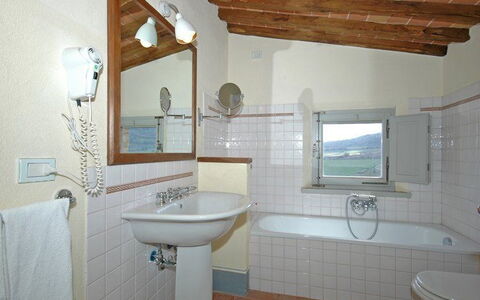 Brunello: Baño, Propiedad, Habitación, Edificio, Casa, Diseño De Interiores, Bañera, Suelo, Loseta, Bienes Raíces