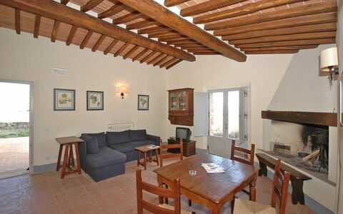 Brunello: Propiedad, Edificio, Habitación, Mueble, Techo, Casa, Diseño De Interiores, Bienes Raíces, Sala, Haz