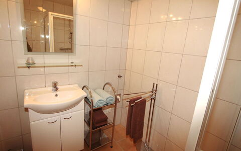 Corinna: Baño, Propiedad, Habitación, Loseta, Pared, Accesorio De Baño, Arreglo De Tubería, Diseño De Interiores, Bienes Raíces, Suelo