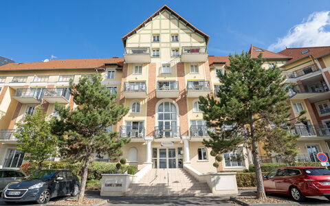 Cabourg 560: Coche, Rueda, Cielo, Edificio, Ventana, Vehículo, Planta, Infraestructura