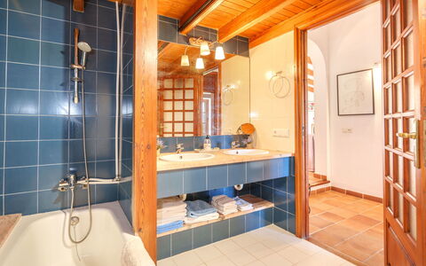 Cala Mendia Sea Views: Propiedad, Espejo, Grifo, Arreglo De Tubería, Lavabo, Baño, Diseño De Interiores, Edificio, Suelo, Madera