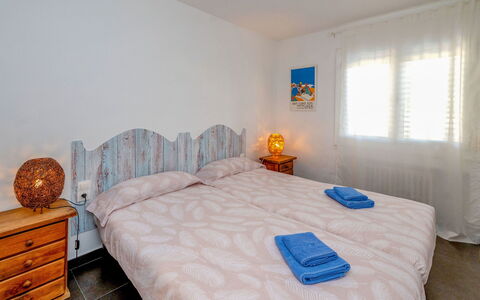 Blaumar: Mueble, Propiedad, Comodidad, Azur, Madera, Textil, Ventana, Diseño De Interiores, Cama, Suelo