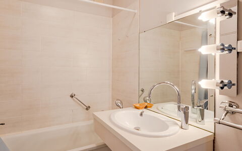 Touques Rives: Baño, Arreglo De Tubería, Pared, Diseño De Interiores, Lavabo Del Baño, Lavabo, Piso, Grifo, Espejo, Suelo