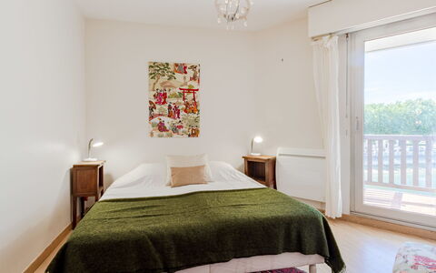 Touques Rives: Cama, Diseño De Interiores, Mueble, Suelo, Habitación, Piso, Pared, Lecho, Sábana, Madera