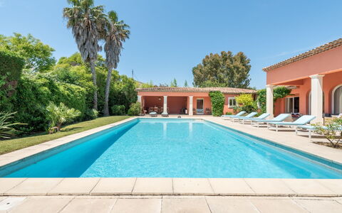 Les Mûres Mûres: Agua, Planta, Cielo, Propiedad, Piscina, Azur, Árbol, Sombra, Ocio, Material Compuesto