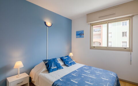 Les Terres Marines: Propiedad, Mueble, Edificio, Ventana, Comodidad, Azur, Madera, Encendiendo, Sombra, Almohada