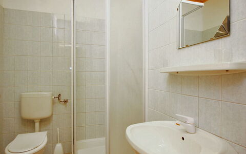 Lago: Baño, Propiedad, Habitación, Loseta, Pared, Arreglo De Tubería, Arquitectura, Accesorio De Baño, Diseño De Interiores, Grifo