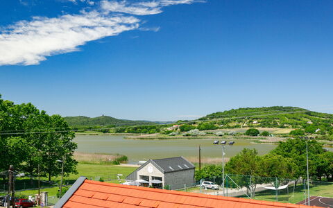 Lago: Nube, Agua, Cielo, Propiedad, Planta, Piscina, Edificio, Ventana, Azur, Azul