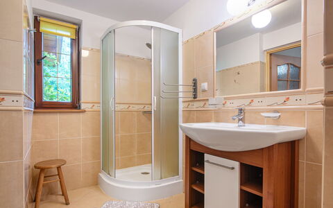 Borowikowa: Baño, Lavabo Del Baño, Arreglo De Tubería, Piso, Diseño De Interiores, Suelo, Madera, Lavabo, Grifo, Plomería