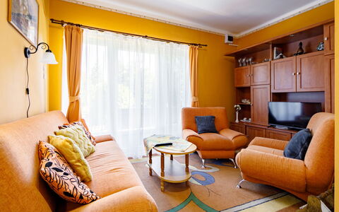 Verde: Mueble, Propiedad, Sofá, Comodidad, Edificio, Mesa, Naranja, Diseño De Interiores, Sala, Madera
