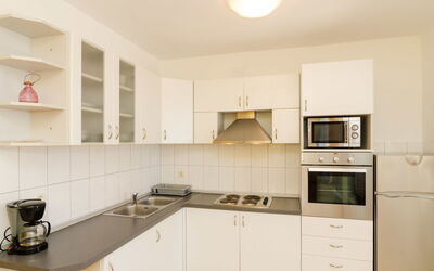 Plavac Mali 301.1: Propiedad, Habitación, Cocina, Gabinetes, Mueble, Mostrador, Diseño De Interiores, Bienes Raíces, Amarillo, Edificio