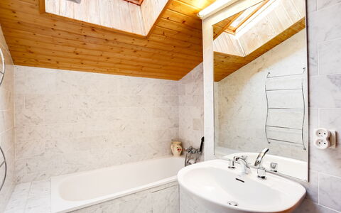 Saint Gervais 425: Grifo, Arreglo De Tubería, Propiedad, Lavabo, Bañera, Espejo, Baño, Lavabo Del Baño, Madera, Diseño De Interiores