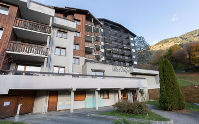 Saint Gervais 425: Planta, Cielo, Edificio, Propiedad, Ventana, Árbol, Diseño Urbano, Condominio, Barrio Residencial