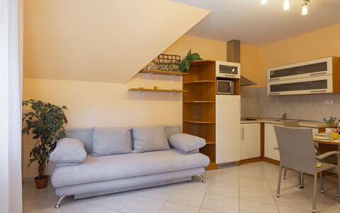 Catalpa: Mueble, Diseño De Interiores, Piso, Suelo, Sofá, Madera, Habitación, Sala, Techo, Encendiendo