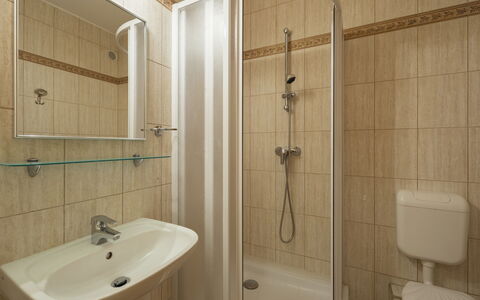 Catalpa: Pared, Piso, Lavabo Del Baño, Suelo, Arreglo De Tubería, Diseño De Interiores, Baño, Lavabo, Habitación, Plomería