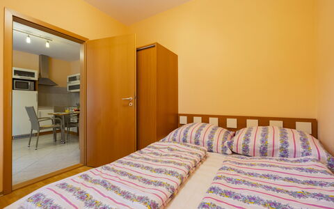 Catalpa: Habitación, Diseño De Interiores, Cama, Habitación, Suelo, Mueble, Sábana, Piso, Lecho, Marco De La Cama