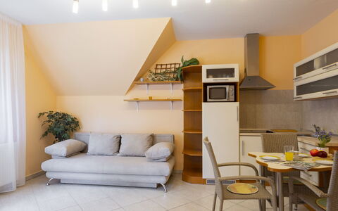 Catalpa: Mueble, Diseño De Interiores, Piso, Suelo, Madera, Techo, Habitación, Encendiendo, Sala, Sofá