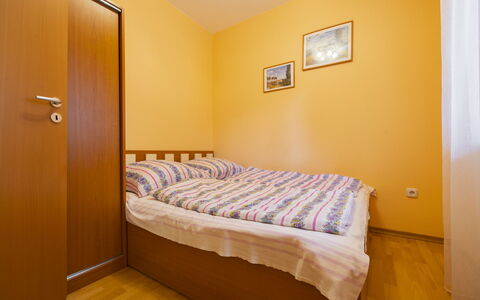 Catalpa: Amarillo, Habitación, Cama, Suelo, Sábana, Lecho, Diseño De Interiores, Habitación, Linos, Marco De La Cama