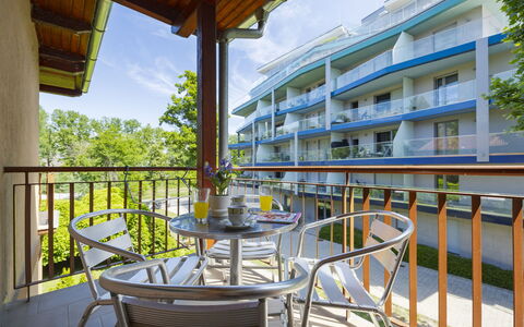 Catalpa: Azul, Balcón, Sombra, Mueble Para Exteriores, Eco Hotel, Recurso, Porche, Hotel, Planta De Casa