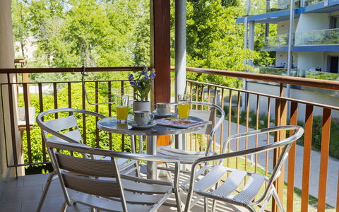 Catalpa: Mueble, Silla, Mueble Para Exteriores, Porche, Balcón, Sombra, Mesa Al Aire Libre, Cubierta, Eco Hotel, Manchas De Madera