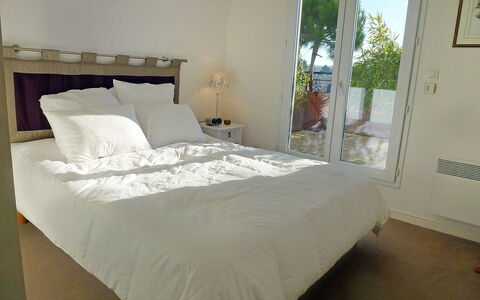 Deauville-Trouville 169: Habitación, Cama, Mueble, Sábana, Lecho, Habitación, Propiedad, Colchón, Marco De La Cama, Funda De Edredón