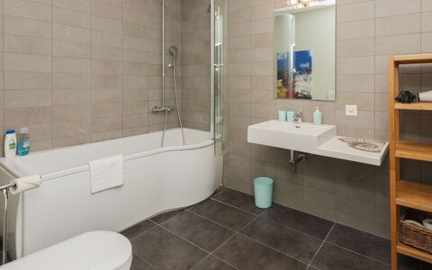 Interlaken 400: Baño, Diseño De Interiores, Piso, Arreglo De Tubería, Suelo, Bañera, Grifo, Lavabo, Plomería, Lavabo Del Baño