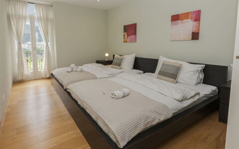 Interlaken 400: Mueble, Diseño De Interiores, Suelo, Cama, Piso, Madera, Habitación, Habitación, Sábana, Lecho