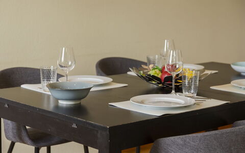 Interlaken 400: Mueble, Mesa, Silla, Comedor, Piso, Madera, Cocina Y Comedor Mesa, Diseño De Interiores, Vajilla, Textil
