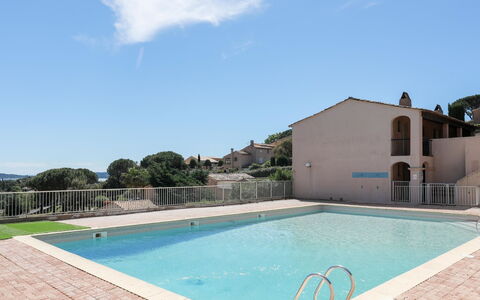 Sainte Maxime 214: Flor, Planta, Mueble, Propiedad, Ventana, Edificio, Verde, Silla, Mesa, Cielo