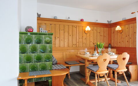 Drachenfels: Mesa, Mueble, Edificio, Planta De Casa, Madera, Planta, Silla, Encendiendo, Diseño De Interiores, Maceta