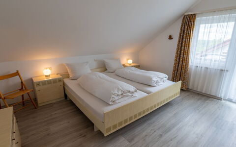 Hochfirst: Mueble, Comodidad, Edificio, Madera, Encendiendo, Marco De La Cama, Suelo, Piso, Madera Dura, Cama