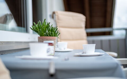 Hochfirst: Propiedad, Mueble, Mesa, Vajilla, Ventana, Planta, Vajilla, Drinkware, Taza, Comodidad