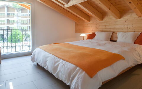 Leukerbad 450: Habitación, Cama, Habitación, Mueble, Propiedad, Sábana, Lecho, Marco De La Cama, Diseño De Interiores, Pared