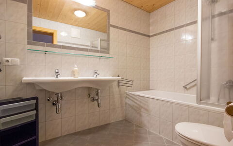 Längenfeld 165: Piso, Arreglo De Tubería, Baño, Diseño De Interiores, Suelo, Lavabo, Lavabo Del Baño, Madera, Grifo, Techo