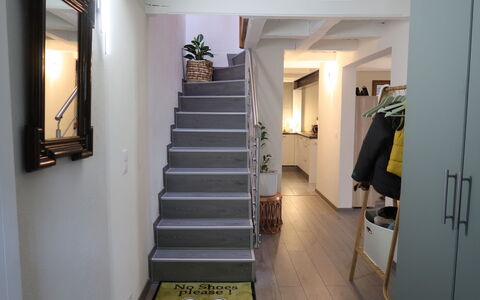 L'Avenir: Propiedad, Escalera, Marco, Edificio, Madera, Piso, Diseño De Interiores, Suelo, Salón, Puerta