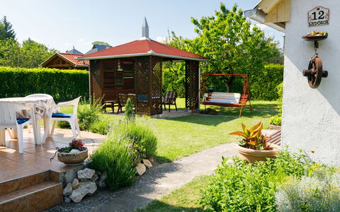 Pergola: Planta, Cielo, Edificio, Maceta, Sombra, El Terreno Del Lote, Árbol, Hierba, Cabaña, Paisaje