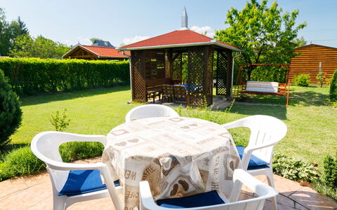 Pergola: Planta, Cielo, Propiedad, Verde, Mueble Para Exteriores, Sombra, Árbol, Hierba, Silla, Mesa Al Aire Libre