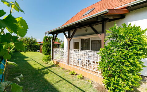 Pergola: Planta, Propiedad, Cielo, Edificio, Ventana, Verde, Sombra, Cabaña, El Terreno Del Lote, Hierba