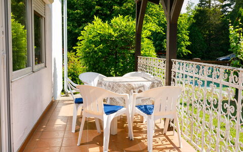 Pergola: Planta, Ventana, Sombra, Porche, Edificio, Arquitectura, Madera, Amarillo, Mueble Para Exteriores, Árbol