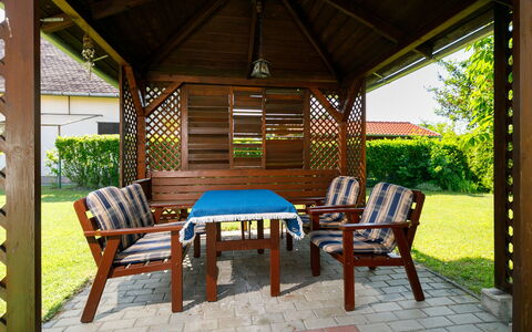 Pergola: Planta, Mueble, Propiedad, Madera, Mueble Para Exteriores, Árbol, Diseño De Interiores, Sombra, Cabaña, Edificio