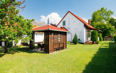 Pergola: Cielo, Planta, Propiedad, Edificio, Nube, Árbol, Paisaje Natural, El Terreno Del Lote, Cabaña, Casa