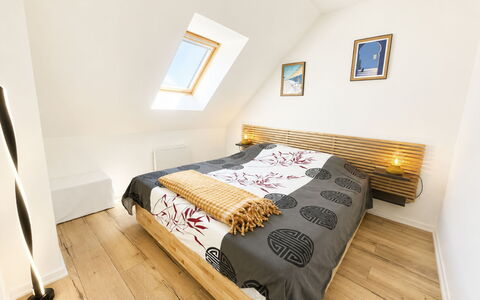 Deauville-Trouville 175: Cama, Diseño De Interiores, Mueble, Habitación, Piso, Suelo, Lecho, Sábana, Madera, Suelos De Madera