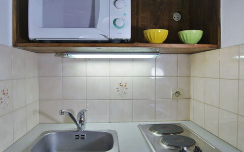 Les Chamois: Propiedad, Loseta, Lavabo, Habitación, Mostrador, Lavabo Del Baño, Pared, Grifo, Mueble, Gabinetes