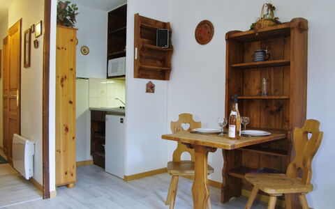 Les Chamois: Habitación, Mueble, Mesa, Propiedad, Diseño De Interiores, Madera, Comedor, Casa, Suelo, Madera Dura
